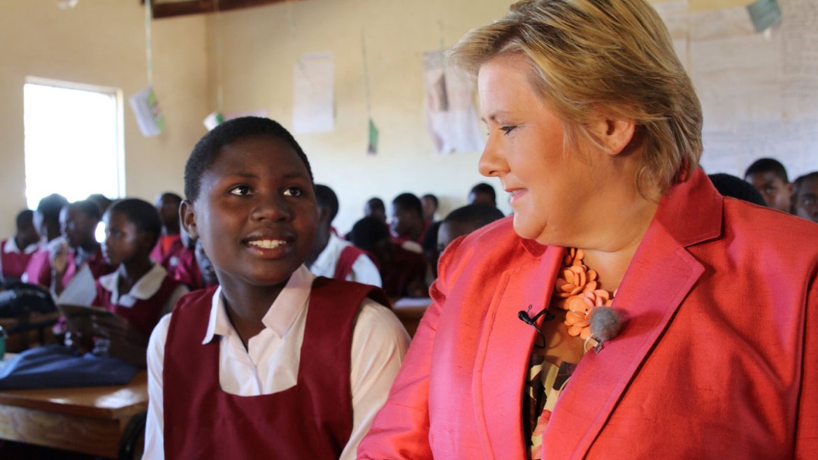 Statsminister Erna Solberg på skolebesøk i Malawi