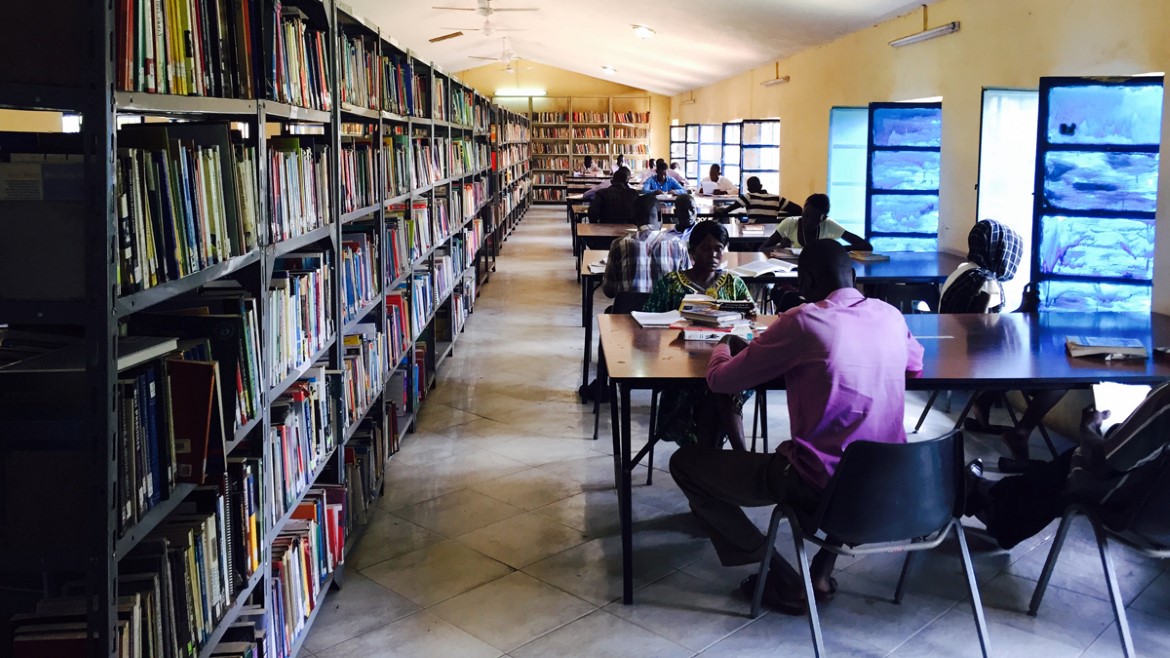 Lesesal på biblioteket i Juba