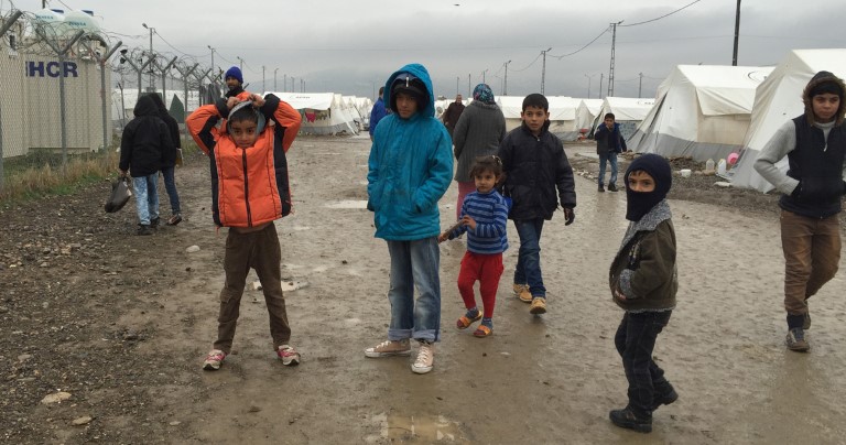 Syriske gutter i flyktningleir i Tyrkia