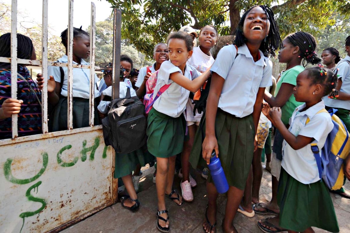 Jenter på skole i Mosambik