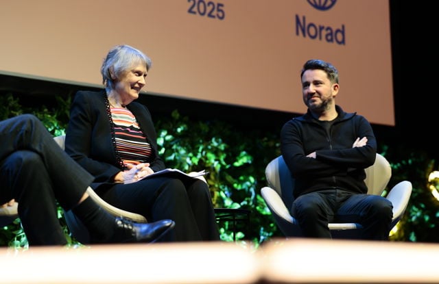 Helen Clark og Gabriel Zucman sitter på scenen under Norad-konferansen.