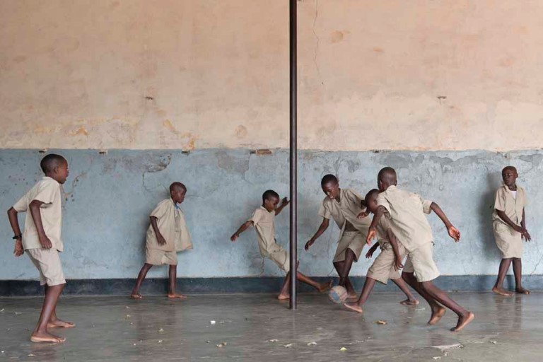 Gutter spiller fotball. burundi. skole