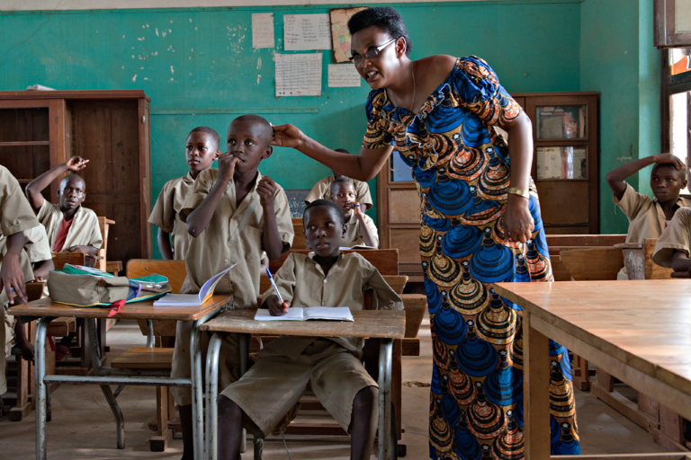 Lærer og elever i klasserom på Stella Matutina skolen i Burundi