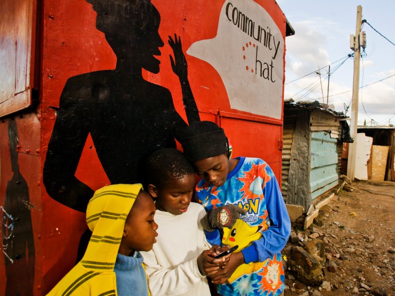 Fra venstre John Phiri (7 år), Winston Tjali (12 år) og Peter Baloyi (13 år), fotografert i townshipen Alexandra i Gauteng-provinsen i Sør-Afrika