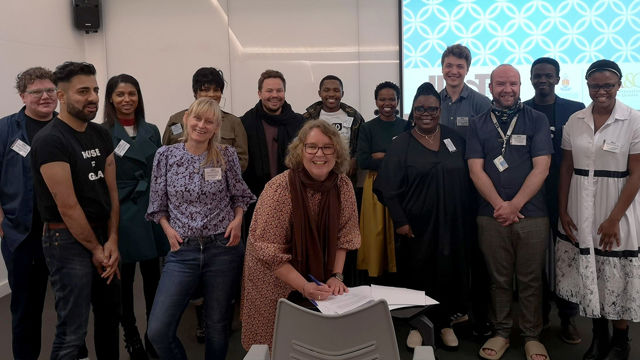 Daglig leder Line Hegna signerte avtalen for SAIH (Studentenes og Akademikernes Internasjonale Hjelpefond) sammen med representanter for partnerorganisasjonene GALA Queer Archive, Gender Dynamics, Centre for Sexualities, AIDS and Gender (CSA&G), og Equal Education.