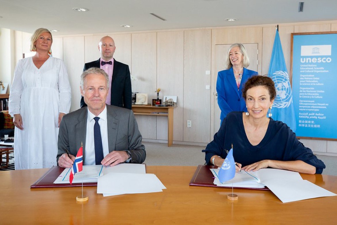 Avtalen med UNSECO ble undertegnet i Paris av Norges UNESCO-ambassadør Halvor Hvideberg og Generaldirektør i UNESCO Audrey Azoulay. 