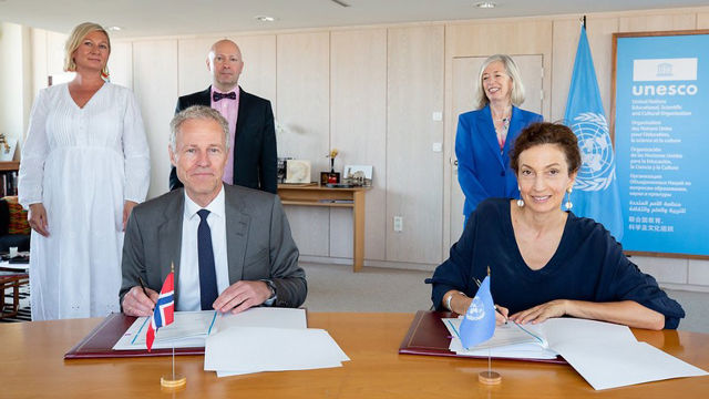 Avtalen med UNSECO ble undertegnet i Paris av Norges UNESCO-ambassadør Halvor Hvideberg og Generaldirektør i UNESCO Audrey Azoulay. Bak fra venstre: Marianne Skaiaa, Norad, Ambassaderåd Stig Arne Skjerven og Assisterende Direktør for utdanning i UNESCO Stefania Giannini.