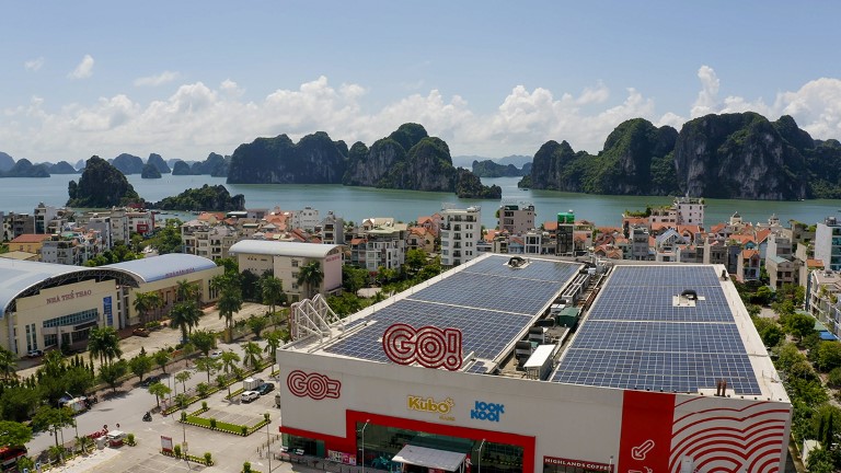 Bildetekst: Norsk Solar har installert og drifter solcelleanlegg på taket av 11 kjøpesentre i Vietnam. De fikk støtte gjennom bedriftsstøtteordningen for fornybar energi til dette i prosjektet. I årets tildeling har Norsk Solar fått støtte til prosjektutvikling og lånegarantier til videre prosjekter i Vietnam, Sør-Afrika og Indonesia.  