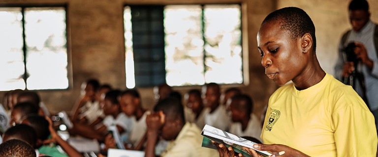 Lærer i klasserom i Afrika