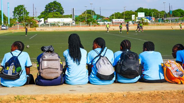 Skoleelever på fotballbanen