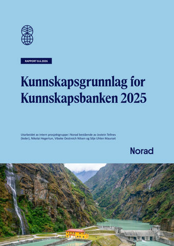 Forside til Norad-rapporten «Kunnskapsgrunnlag for Kunnskapsbanken 2025», med lyseblå bakgrunn og et foto nederst av en dam i et trangt fjellandskap med foss.