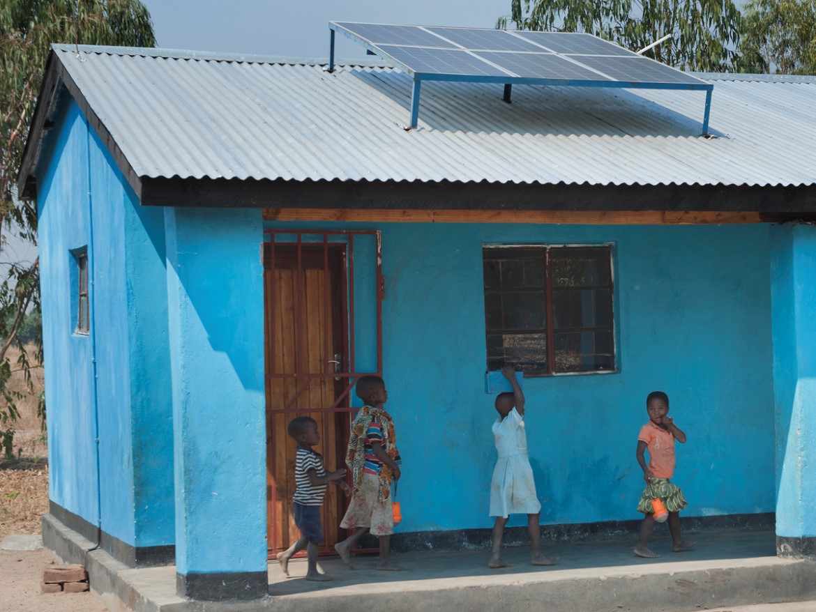 Solcelle på taket av hus i Malawi.