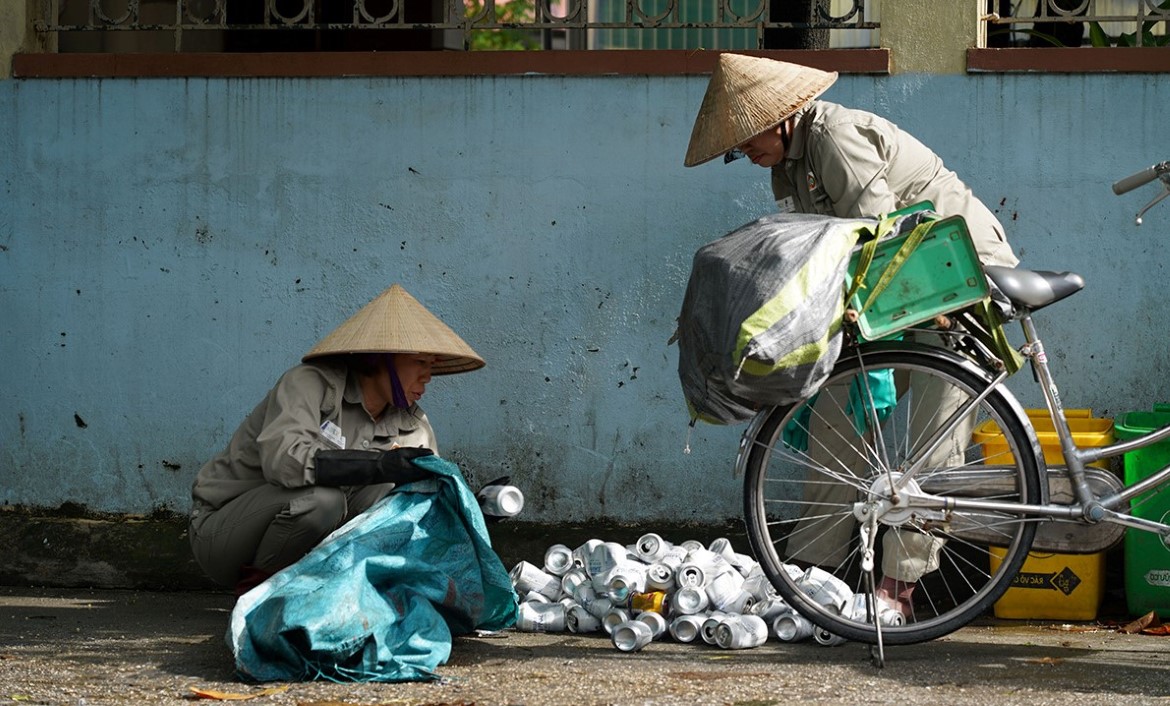 Kvinnelige søppelplukkere i Vietnam