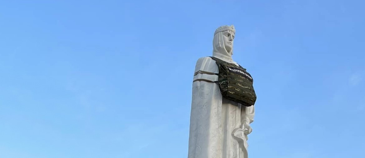 Statue i Kyiv med skuddsikker vest