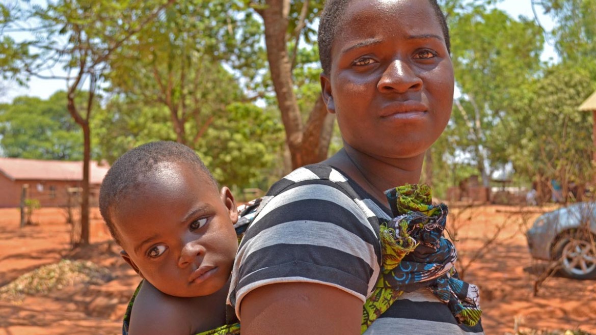 Ettbarnsmoren Hilda Songwe (19) i Malawi går på skolen igjen takket være prevensjon