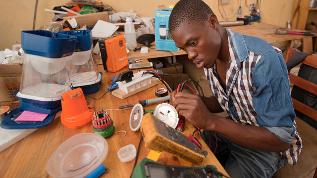 Solenergibedriften Kumudzi Kuwale i Malawi er et resultat av sosialt entreprenørskap, god lokalkunnskap og et spennende samarbeid mellom Nkhotakota Youth Organisation og Flora videregående skole. Gjensidig utveksling av lærere innen yrkesfag og entreprenørskap er en del av dette initiativet, som  er støttet av Fredskorpset og den norske ambassadeni Malawi. Innocent (på bildet) har jobbet for Kumudzi Kuwale i fire måneder.
