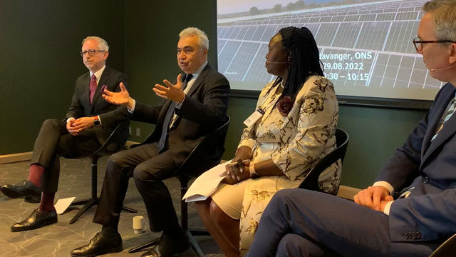 Panelet i debatten «Transforming Africa’s Energy Sector: How?» på ONS-koferansen 2022 var samstemt om at redusert risiko er nødvendig for å få fart på utbygging av fornybar energi i Afrika. Fra venstre: Bård Vegar Solhjell, direktør i Norad, Fatih Birol, sjef for Det internasjonale energibyrået, Madam Ruth Nankabirwa Sentamu, Energi- og gruveutviklingsminister i Uganda og Terje Pilskog, administrerende direktør i Scatec.
