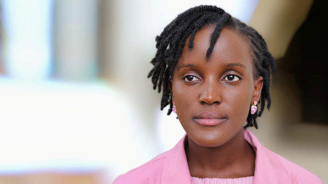 Den unge klimaaktivisten Vanessa Nakate frå Uganda er ei markant stemme i klimadebatten med kraftfulle utfordringar til leiarane i verda på FN sine klimatoppmøte dei tre siste åra og gjennom internasjonal presse. No kjem ho til Oslo for å delta på Norad-konferansen og utfordre Noreg på kva vi kan gjere. Ho er grunnleggjar av rørsla Rise up Climate Movement og stod òg i spissen for kampanjen for å redde regnskogane i Kongo.