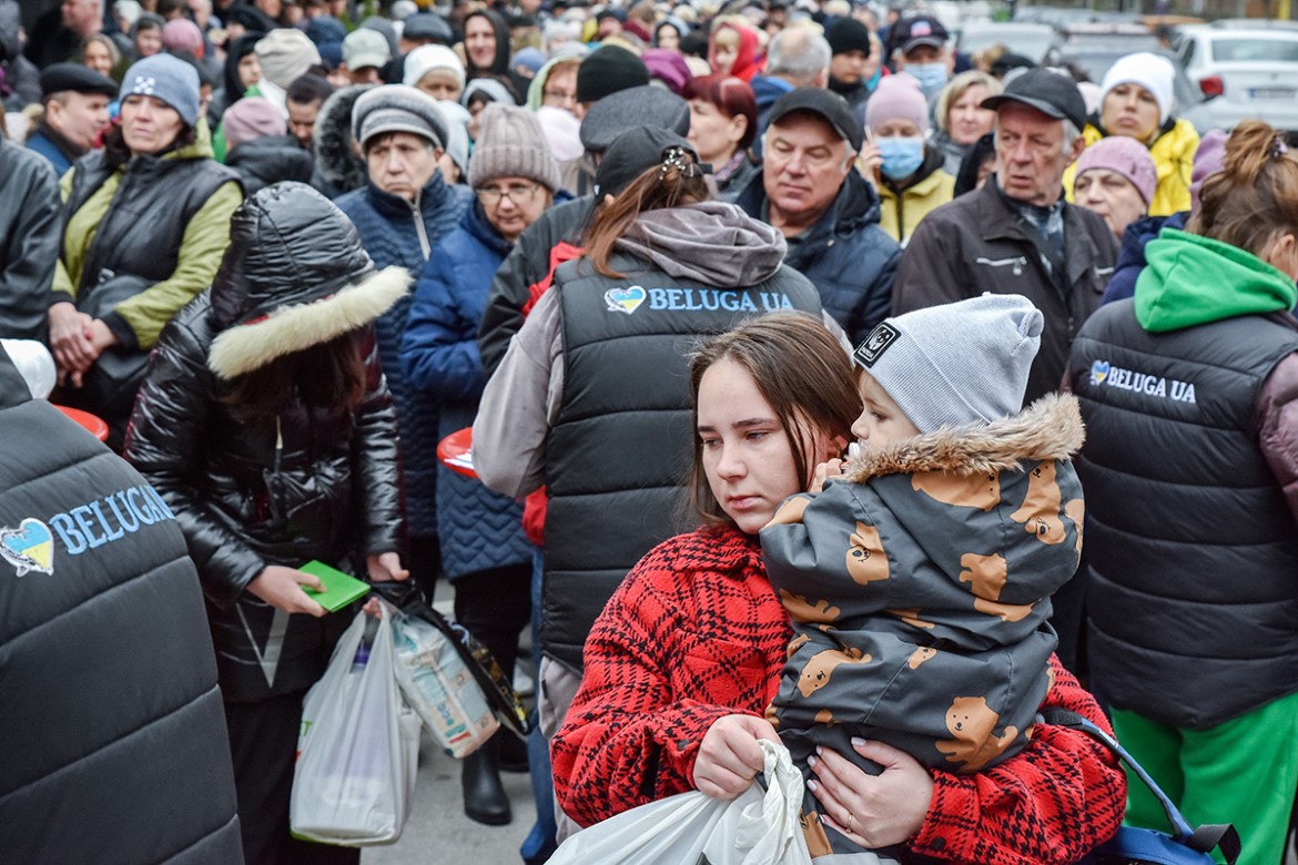 Ukrainsk mor med barn mottar hjelp 