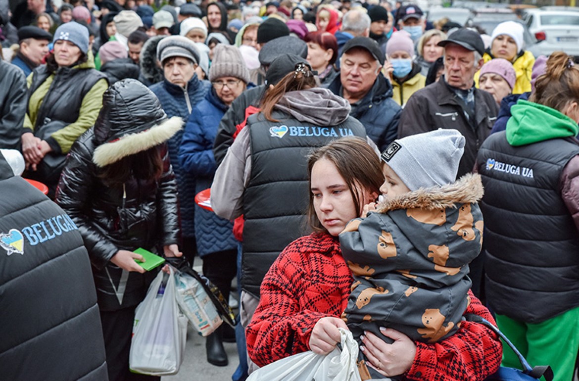 Ukrainsk mor med barn mottar hjelp