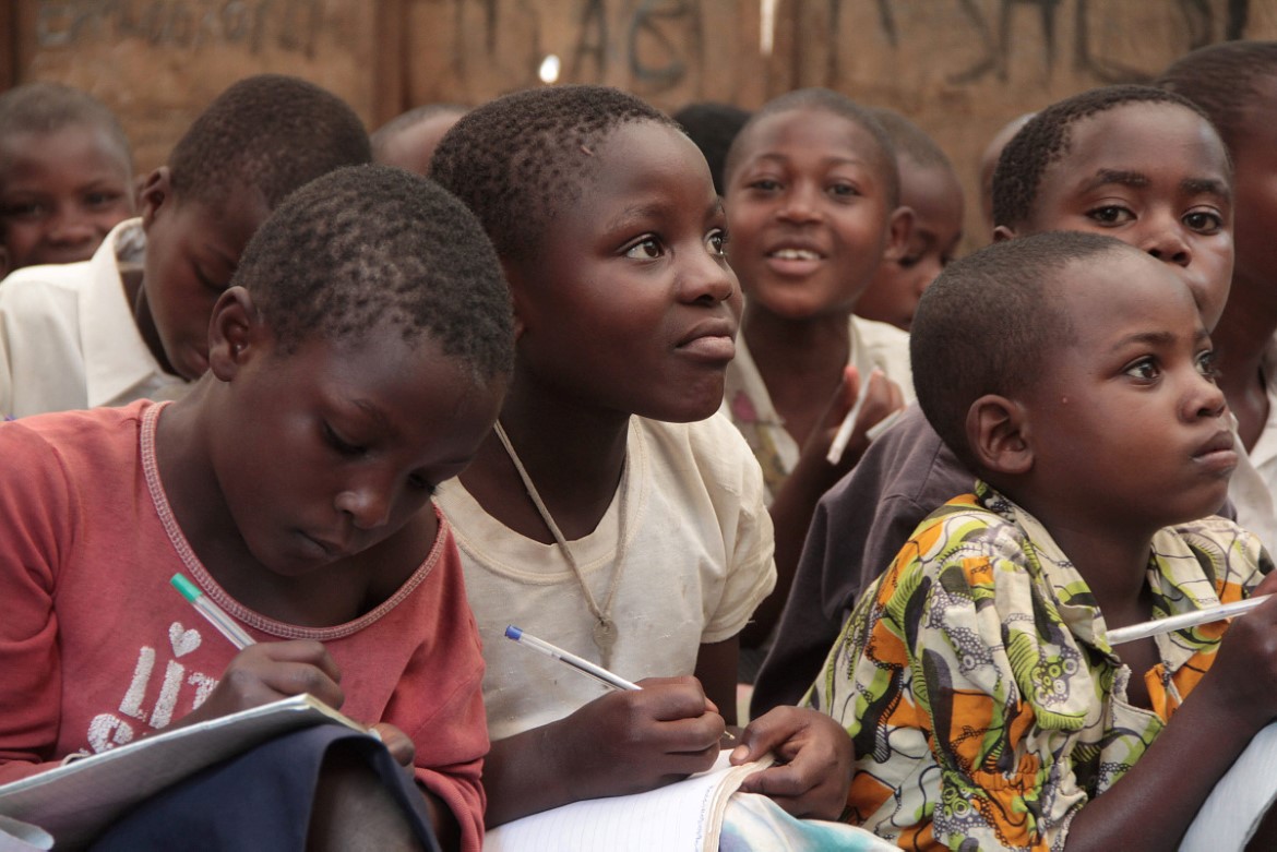 Skolebarn får undervisning utendør i DR Kongo