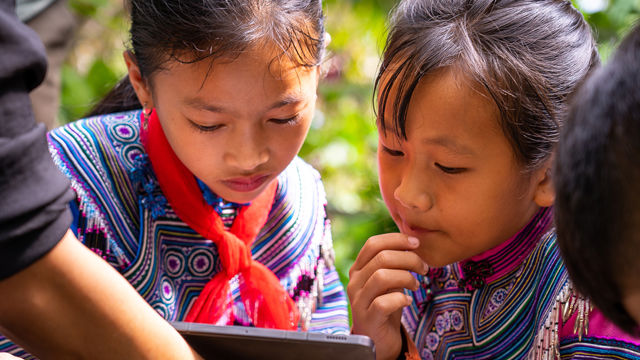 For å gi positive resultat på læring, må teknologi koplast til god pedagogikk, skriv Bård Vegar Solhjell og Manos Antoninis. Biletet er frå brukertesting blant skuleelevar i Bac Ha, Vietnam.