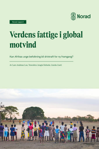 Forsidebildet viser barn og ungdom samlet ute på en afrikansk slette, med fargerike klær og noen som spiller fotball i bakgrunnen. Over bildet står teksten "Verdens fattige i global motvind" og spørsmålet om Afrikas unge befolkning kan bli en drivkraft for ny framgang. Dette er en rapport fra Norad, og forfatternavnene står også oppført. Stemningen i bildet er sosial og energisk, og innholdet dreier seg om utfordringer og muligheter for unge i Afrika.