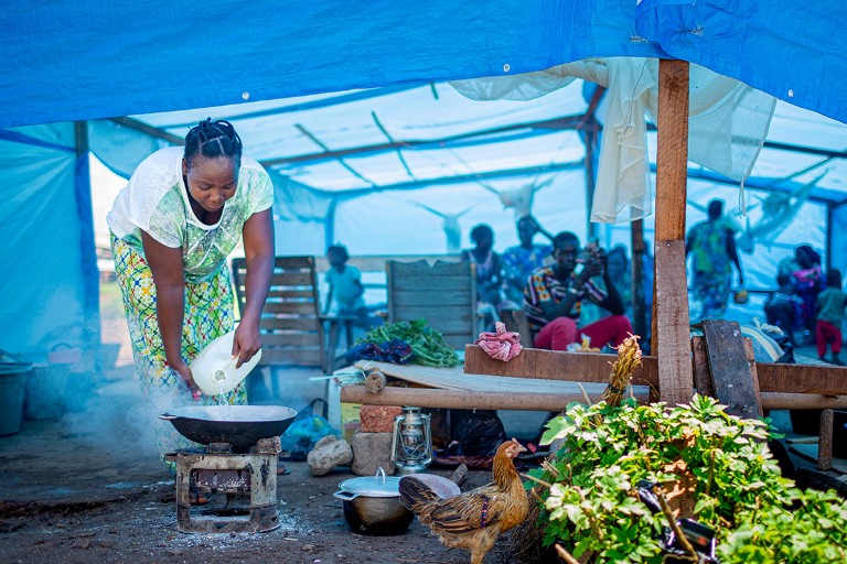 Afrikansk dame lager mat
