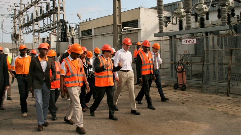 Utenriksminister Børge Brende besøker et energiprosjekt i Mosambik i 2016