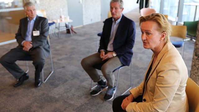 Harald Næss fra Nasjonal sikkerhetsmyndighet (NSM), Tellef Thorleifsson (Norfund) i samtale om IKT-sikkerhet med Norads assisterende direktør Marit Brandtzæg.