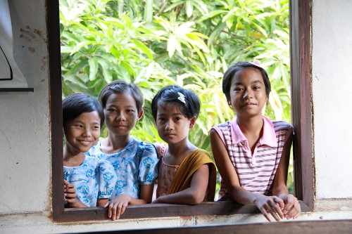 barn i Myanmar