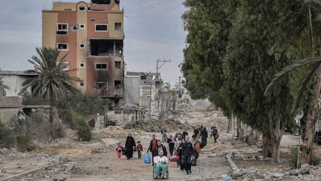 Fordrevne fra Gaza by på vei sørover på Gazastripen under den midlertidige våpenhvilen i november 2023.
