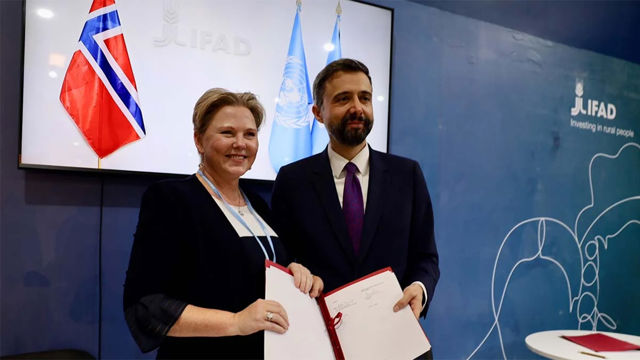 Egypt: Utviklingsminister Anne Beathe Tvinnereim og presidenten i Ifad, Alvaro Lario, med den signerte avtalen om norsk støtte til Ifads program Asap+.