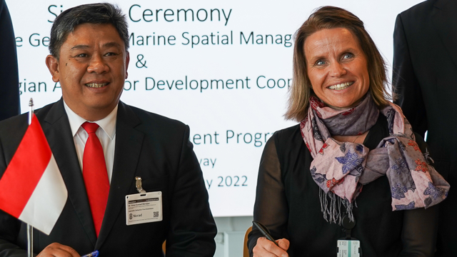 Avtalen ble signert av Victor Gustaaf Manoppo, Director General for Marine Spatial Management, Ministry of Marine Affairs and Fisheries of the Republic of Indonesia , og Jorun Nossum, leder for seksjon for hav i Norad.