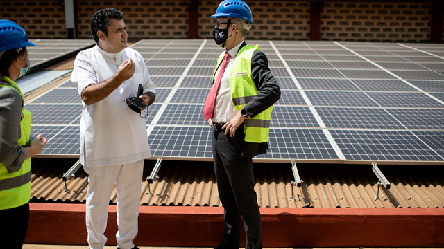 Norad-direktør Bård Vegar Solhjell på besøk hos bedriften Miniplast i Accra, Ghana. Bedriften har faset ut diselaggregatet og er nå forsynt av strøm fra et solcelleanlegg på taket. Anlegget er installert og driftet av det norske selskapet Empower, som har fått støtte gjennom garantipremieordningen til Norad. (Foto: Espen Røst/ Bistandsaktuelt)