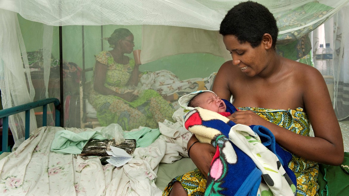 Kvinne med nyfødt barn på sykehus i Burundi