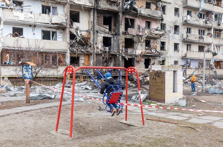 Ukrainske barn på lekeplass
