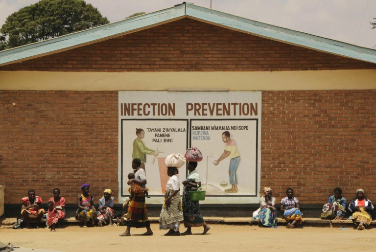 Pasientar og pårørande utanfor sjukehuset i Dedza, Malawi