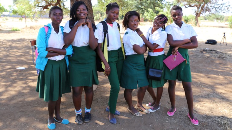 Tenåringsjenter i Changara i Mosambik, som går på ungdomskolen