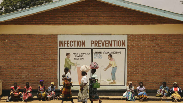 Pasientar og pårørande utanfor sjukehuset i Dedza, Malawi, kor blant anna kommande og nye mødre kan få hjelp. – Framtida for Afrika blir til gjennom å styrke helsesystem, sikre universell tilgang på helsetenester og å sikre eigen produksjon av utstyr, legemiddel og vaksinar, skriv forfattarane av innlegget.
