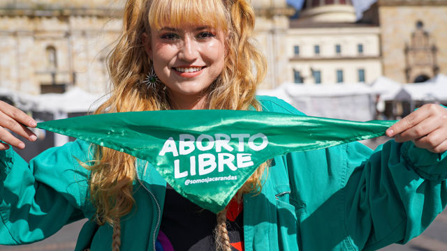 Laura Gutierrez Acuna (24) er frontfigur i abortkampen i Colombia. Jacarandas-bevelgelsen med de grønne skjerfene er en pro choice bevegelse som jobber for kvinners reproduktive rettigheter og tilgang til trygg abort i Colombia. Kampen for demokrati og grunnleggende menneskerettigheter er tema for Norad-konferansen 2024.