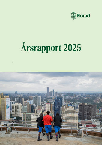 Forsiden av Norads årsrapport 2025, med tre unge gutter i skoleuniform som ser utover en storby fra et høyt tak.