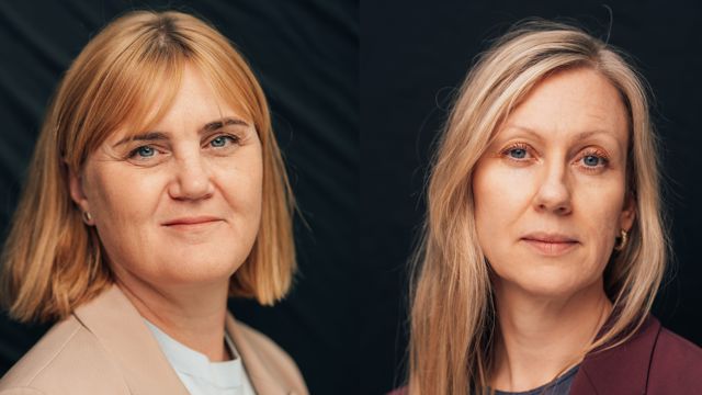Bildet viser to kvinner i voksen alder foran en mørk bakgrunn, portrettert fra skuldrene og opp, begge med lyst hår og iført dressjakke.