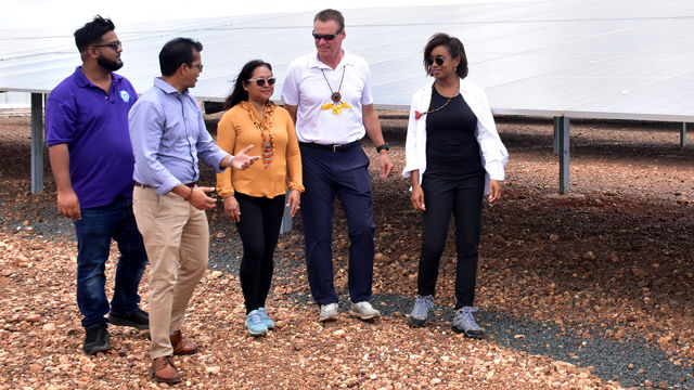 Norges ambassadør til Guyana, Odd Magne Ruud ser på et pilotanlegg for de store solkraftanleggene vi skal bygge i Guyana.
F.v.: Amir Dillawar fra Guyana Power and Light, Dr. Mahender Sharma fra Guyana Energy Agency, Urfolksminister i Guyana Pauline Sukhai, ambassadør Odd Magne Ruud og Malaika Masson, IDB i Guyana.