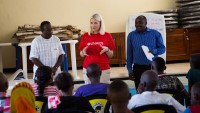 Kronprinsesse Mette-Marit besøker klasserom på feltbesøk i Tanzania