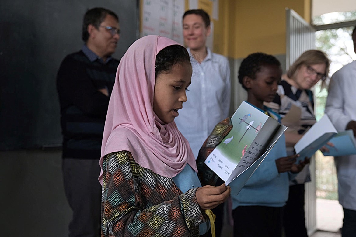 Skoleelev med bok i Etiopia