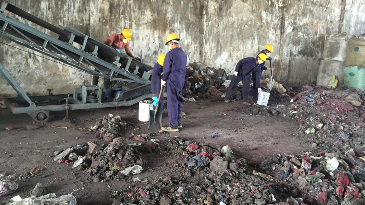 Menn arbeider på GEPILs anlegg for farlig avfall, Haryana, India