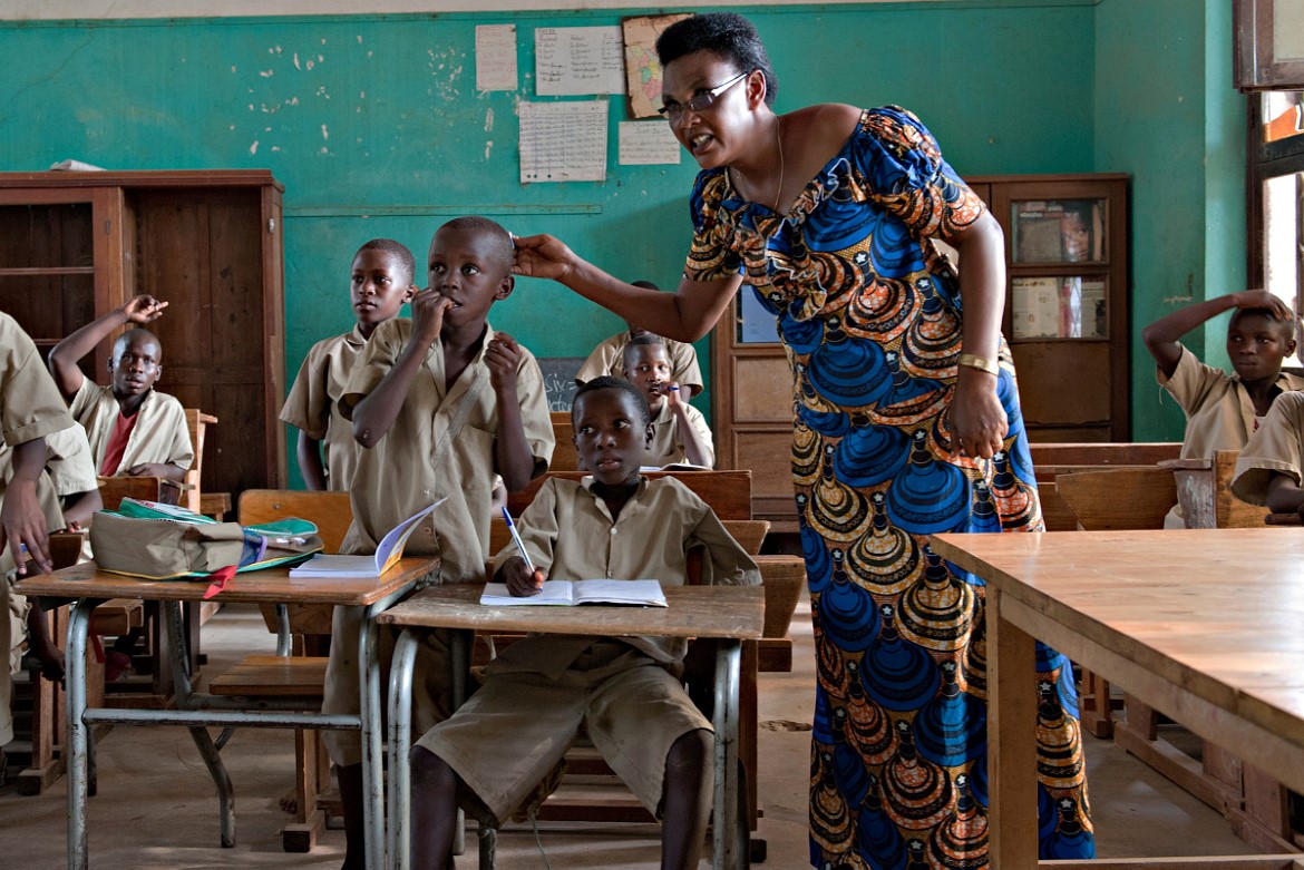 Lærer i Burundi peker mot tavlen
