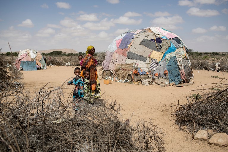 Kvinne med barn utenfor hytta familien bor i Somaliland