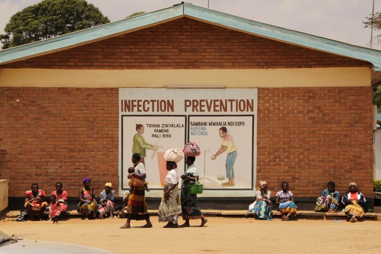 Husvegg med veggmaleri med oppfordring om tiltak for å beskytte mot infeksjon